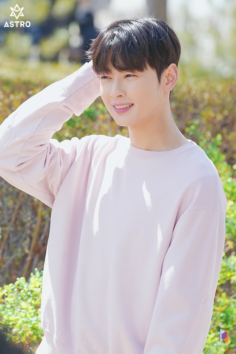 Cha Eun Woo tung bộ ảnh hậu trường quảng cáo mới đẹp nao lòng