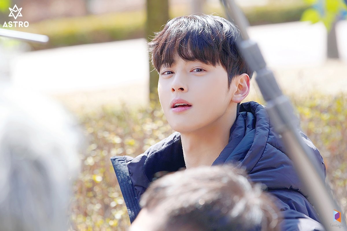 Cha Eun Woo tung bộ ảnh hậu trường quảng cáo mới đẹp nao lòng