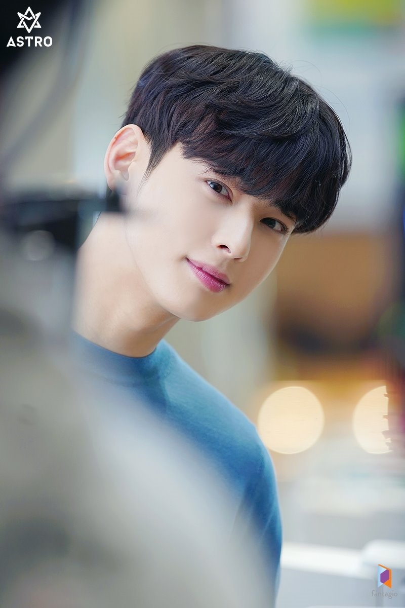 Cha Eun Woo tung bộ ảnh hậu trường quảng cáo mới đẹp nao lòng