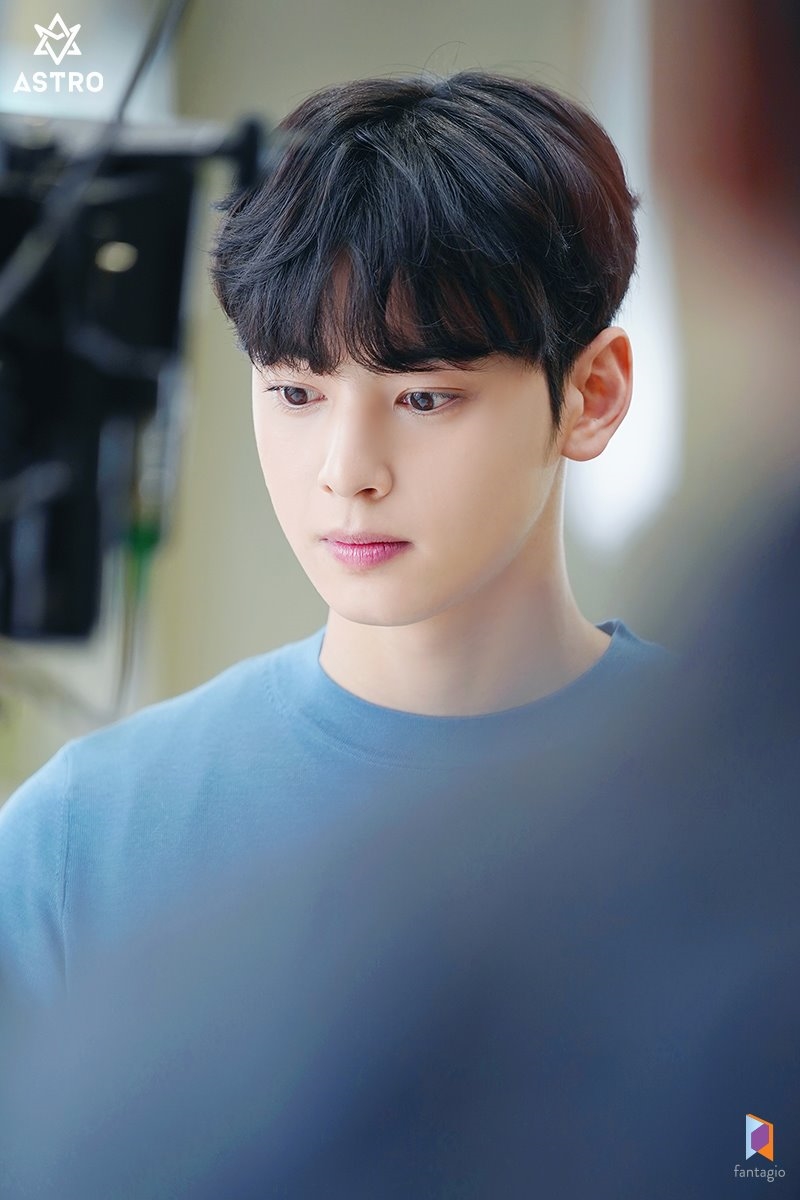 Cha Eun Woo tung bộ ảnh hậu trường quảng cáo mới đẹp nao lòng