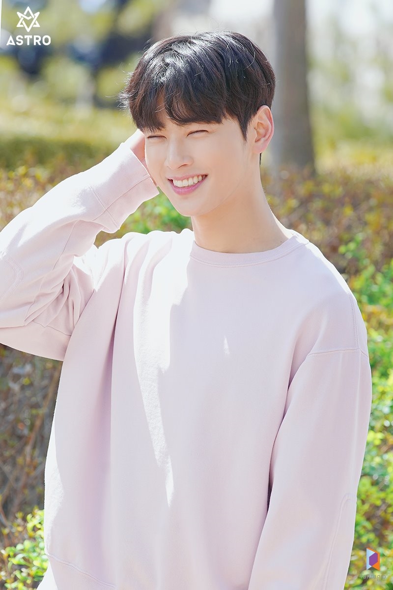 Cha Eun Woo tung bộ ảnh hậu trường quảng cáo mới đẹp nao lòng