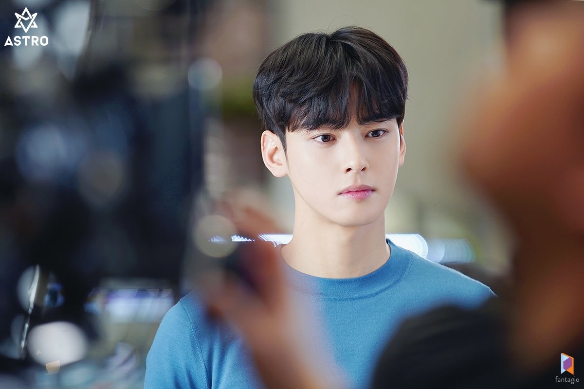 Cha Eun Woo tung bộ ảnh hậu trường quảng cáo mới đẹp nao lòng