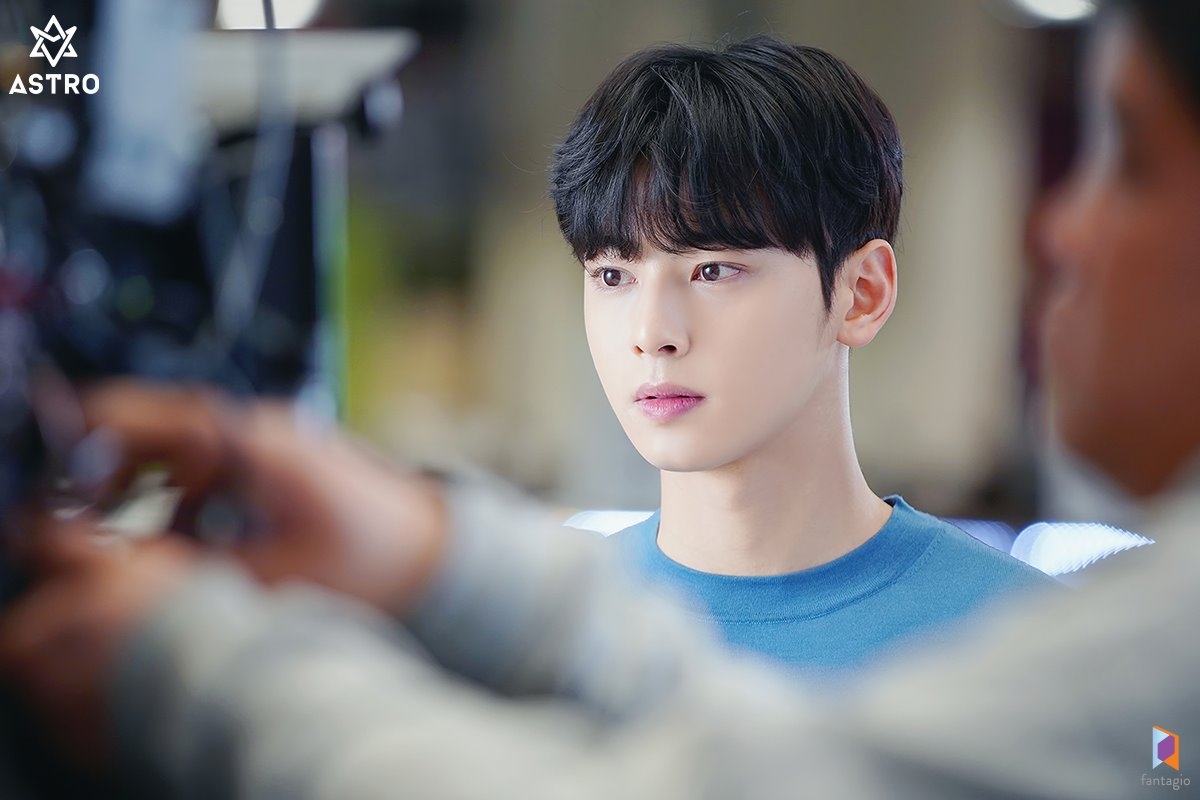 Cha Eun Woo tung bộ ảnh hậu trường quảng cáo mới đẹp nao lòng