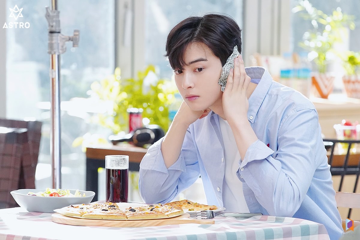 Cha Eun Woo tung bộ ảnh hậu trường quảng cáo mới đẹp nao lòng