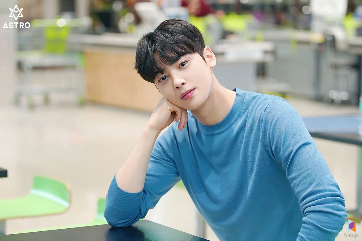 Cha Eun Woo tung bộ ảnh hậu trường quảng cáo mới đẹp nao lòng