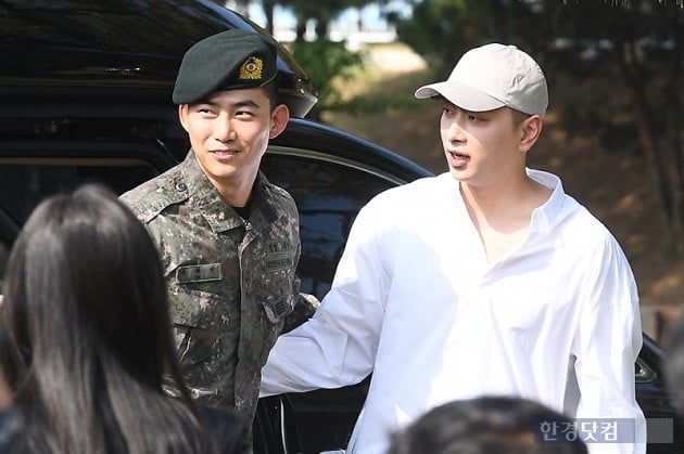 Taecyeon xuất ngũ trong sừ chào đón của Chansung và rừng fan