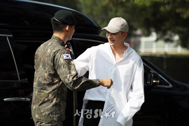Taecyeon xuất ngũ trong sừ chào đón của Chansung và rừng fan