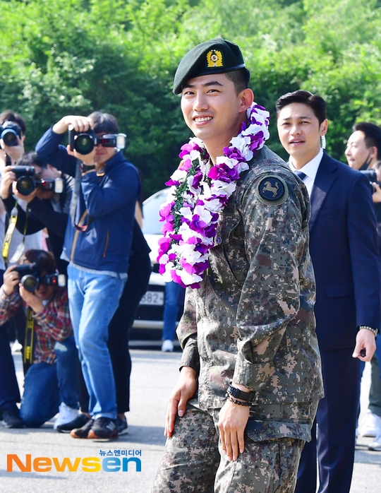Taecyeon xuất ngũ trong sừ chào đón của Chansung và rừng fan