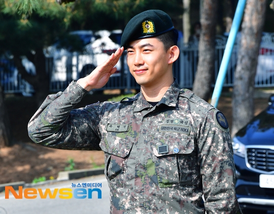 Taecyeon xuất ngũ trong sừ chào đón của Chansung và rừng fan