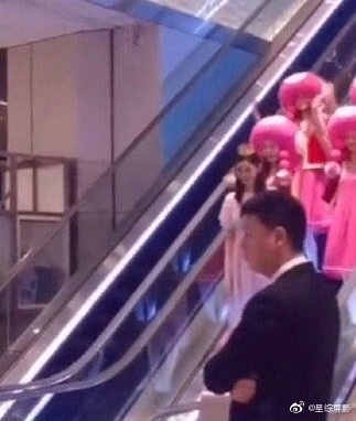 Lễ cầu hôn của siêu mẫu Victoria's Secret bị bóc phốt là chiêu trò