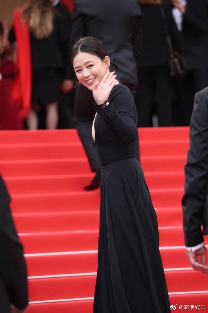 Cổ Lực Na Trát lộng lẫy, Mã Tư Thuần 'đen thui' trên thảm đỏ Cannes