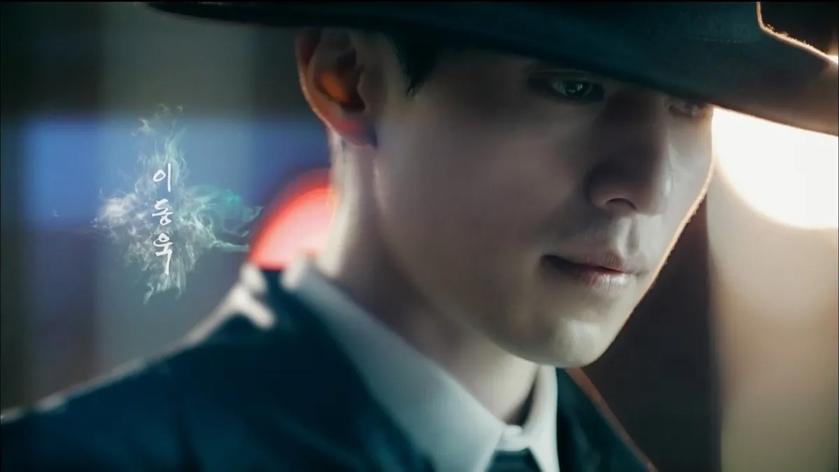 Lee Dong Wook đẹp ma mị, hút hồn trong bộ ảnh tạp chí mới
