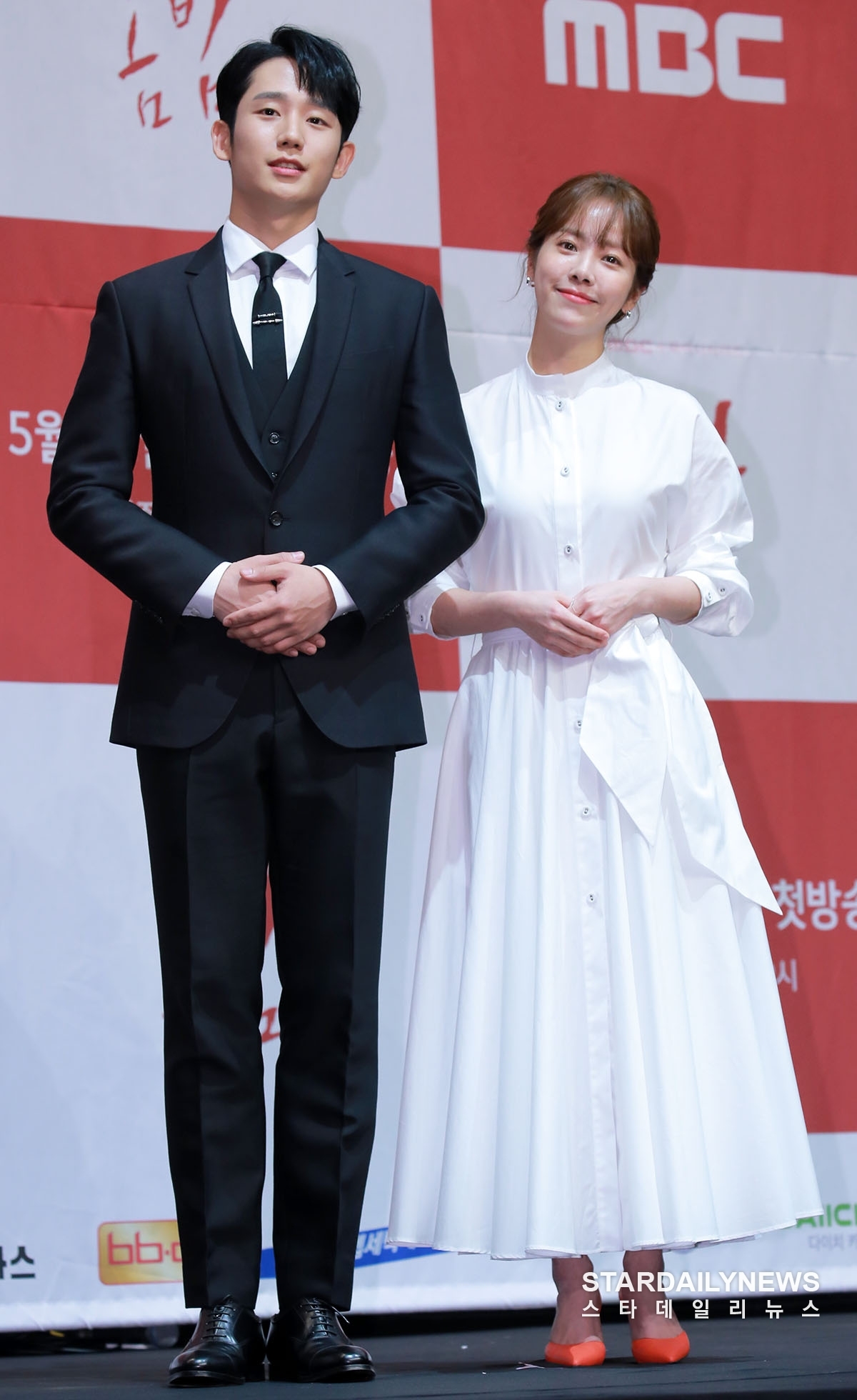 Jung Hae In - Han Ji Min đẹp đôi, ngọt ngào trong họp báo phim mới