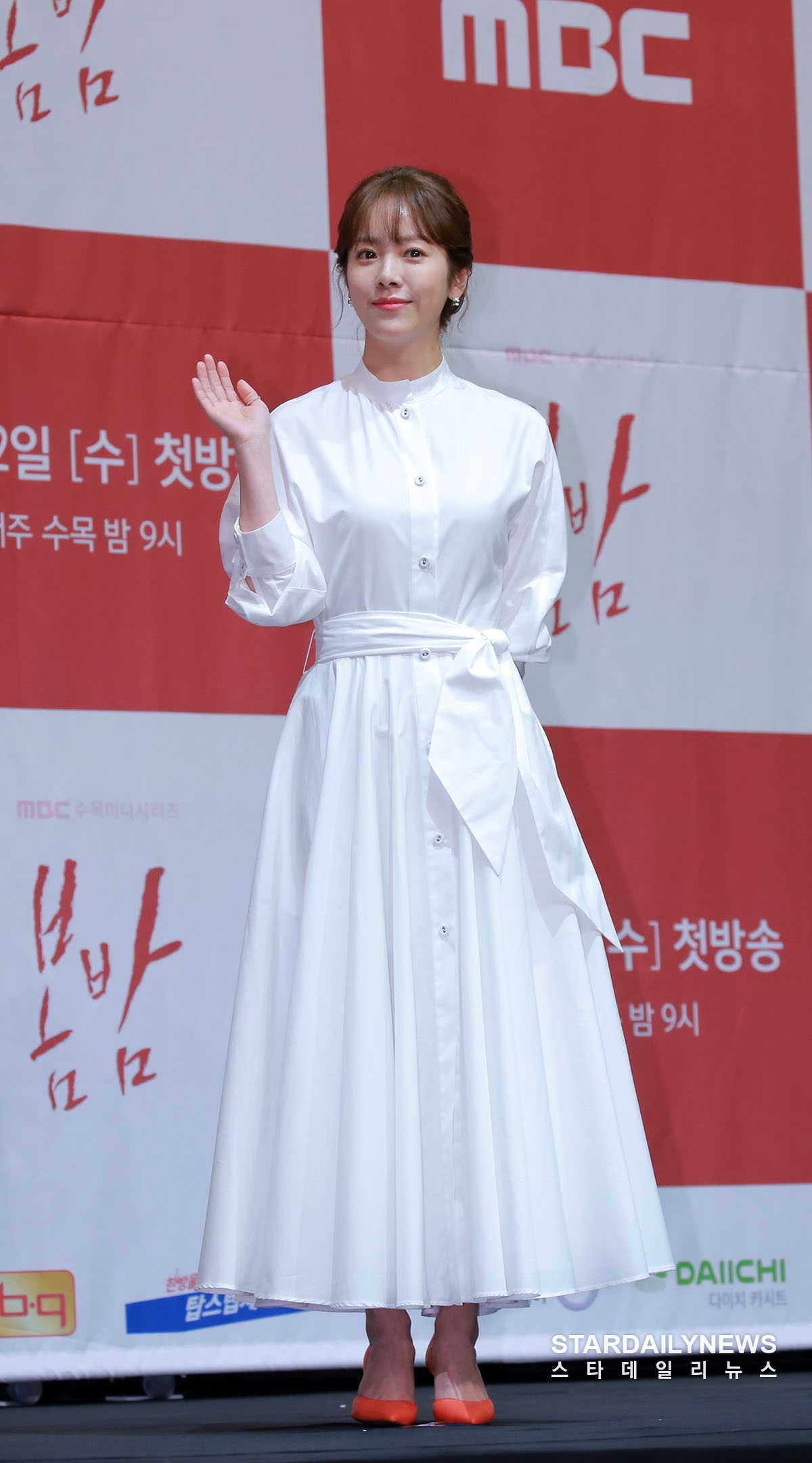 Jung Hae In - Han Ji Min đẹp đôi, ngọt ngào trong họp báo phim mới