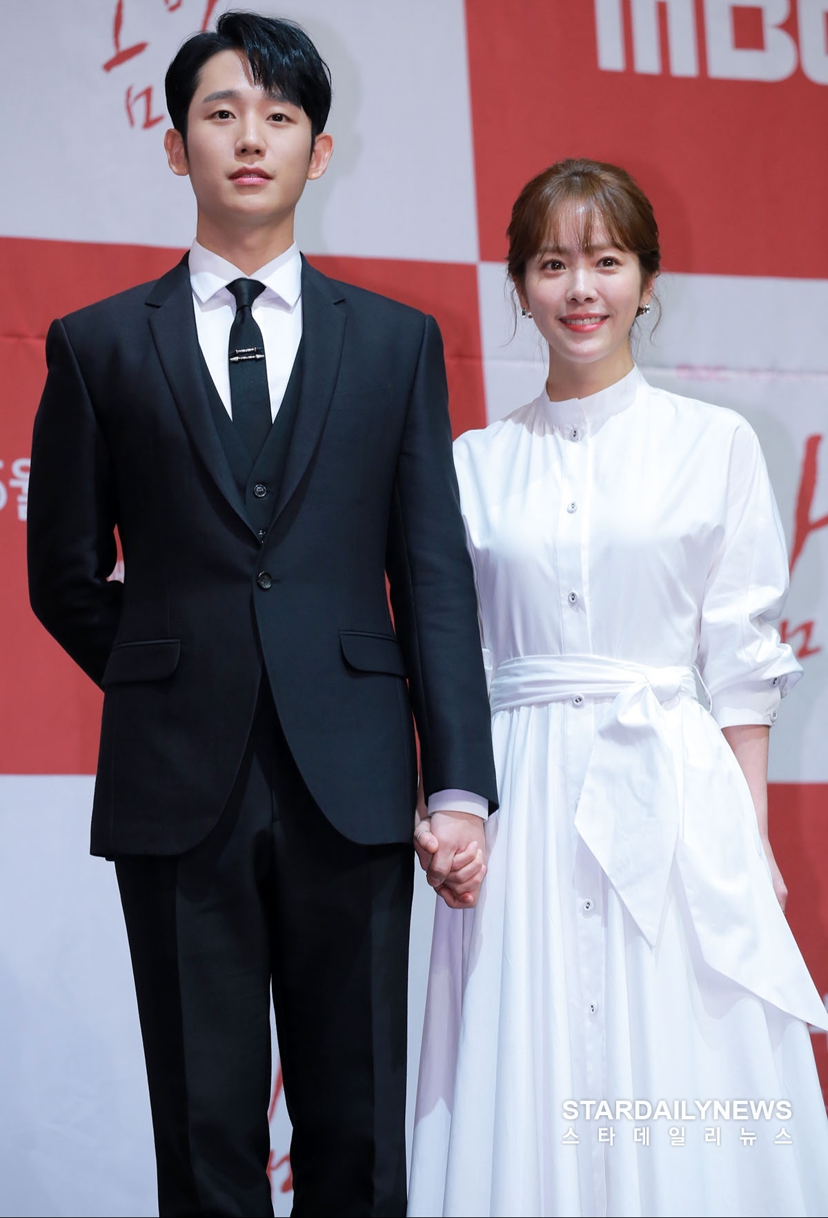 Jung Hae In - Han Ji Min đẹp đôi, ngọt ngào trong họp báo phim mới
