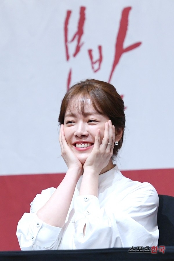 Jung Hae In - Han Ji Min đẹp đôi, ngọt ngào trong họp báo phim mới