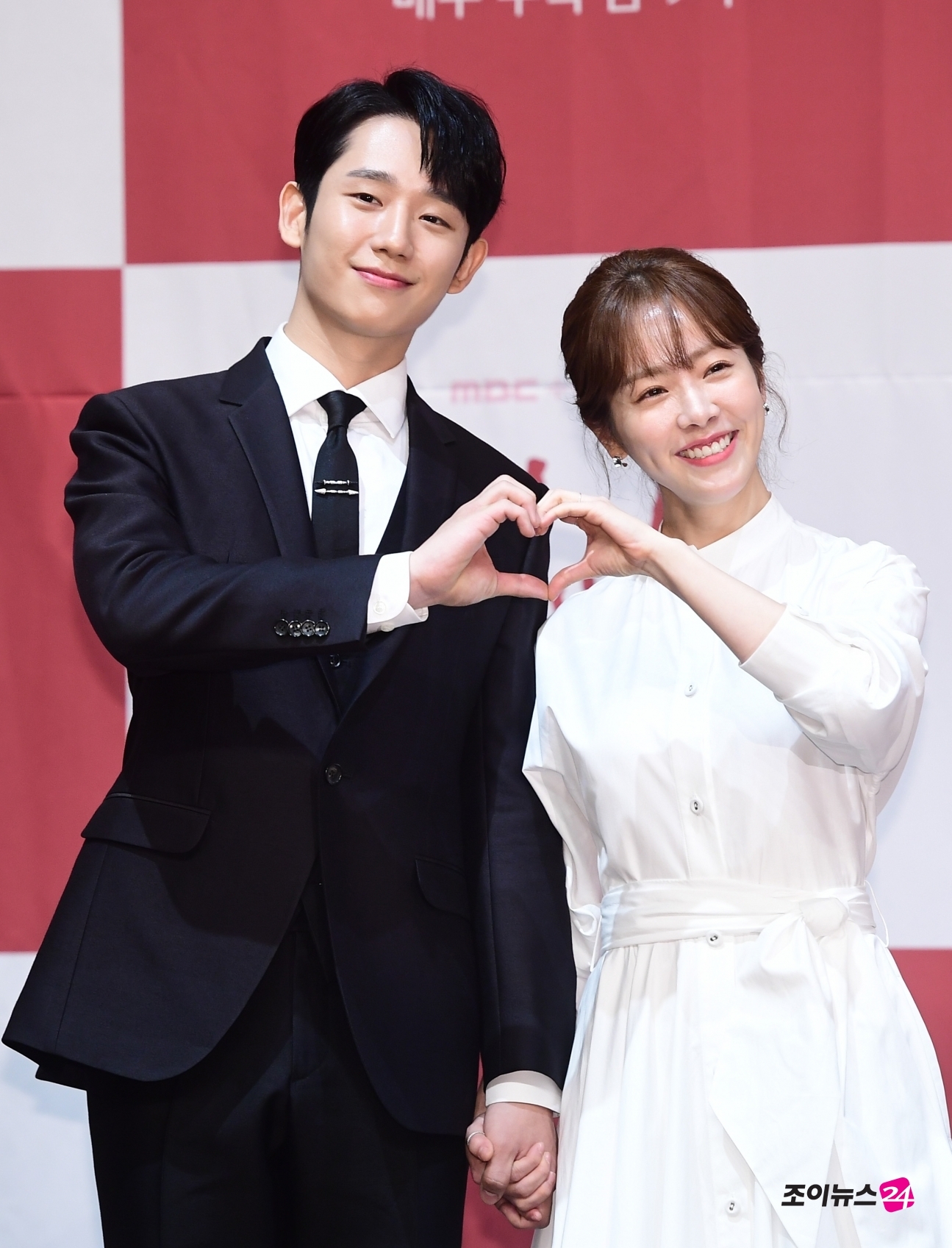 Jung Hae In - Han Ji Min đẹp đôi, ngọt ngào trong họp báo phim mới