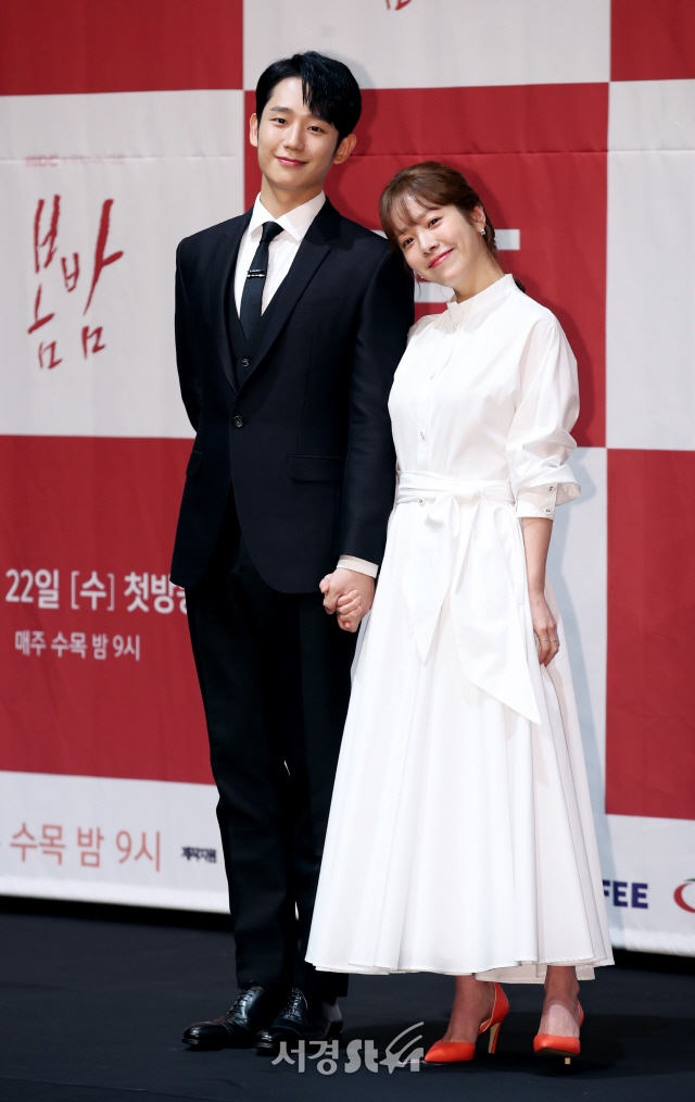 Jung Hae In - Han Ji Min đẹp đôi, ngọt ngào trong họp báo phim mới