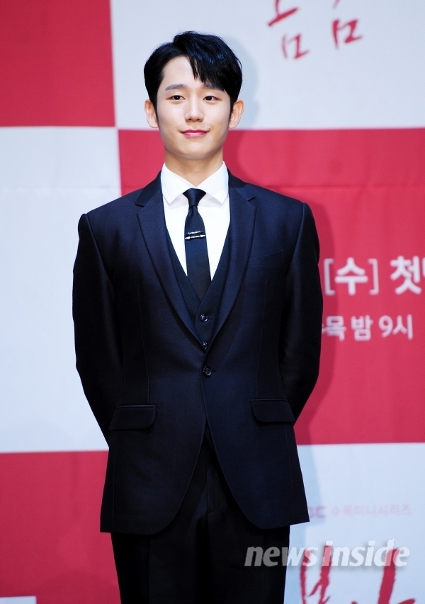 Jung Hae In - Han Ji Min đẹp đôi, ngọt ngào trong họp báo phim mới