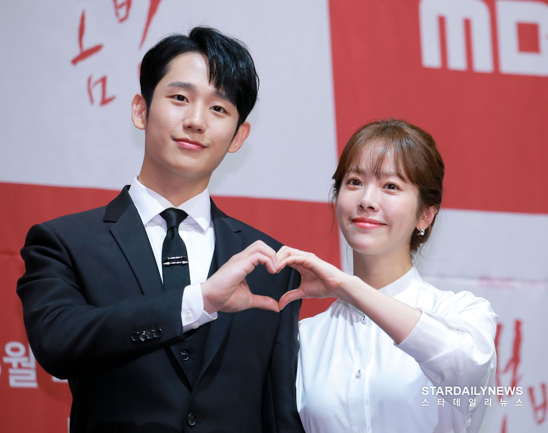 Jung Hae In - Han Ji Min đẹp đôi, ngọt ngào trong họp báo phim mới