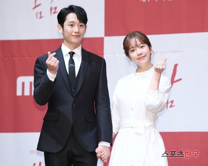 Jung Hae In - Han Ji Min đẹp đôi, ngọt ngào trong họp báo phim mới