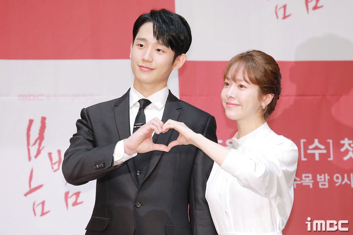 Jung Hae In - Han Ji Min đẹp đôi, ngọt ngào trong họp báo phim mới