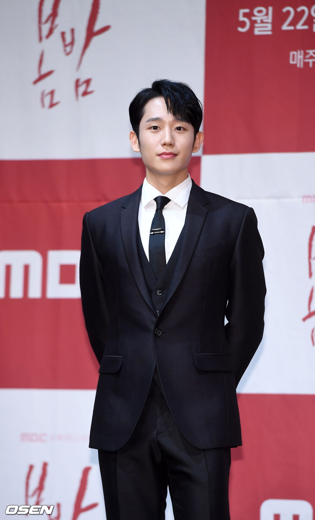 Jung Hae In - Han Ji Min đẹp đôi, ngọt ngào trong họp báo phim mới