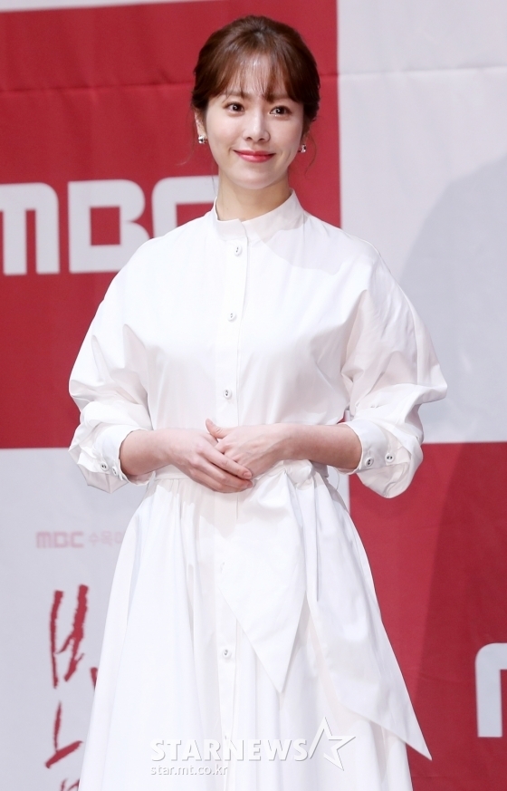 Jung Hae In - Han Ji Min đẹp đôi, ngọt ngào trong họp báo phim mới