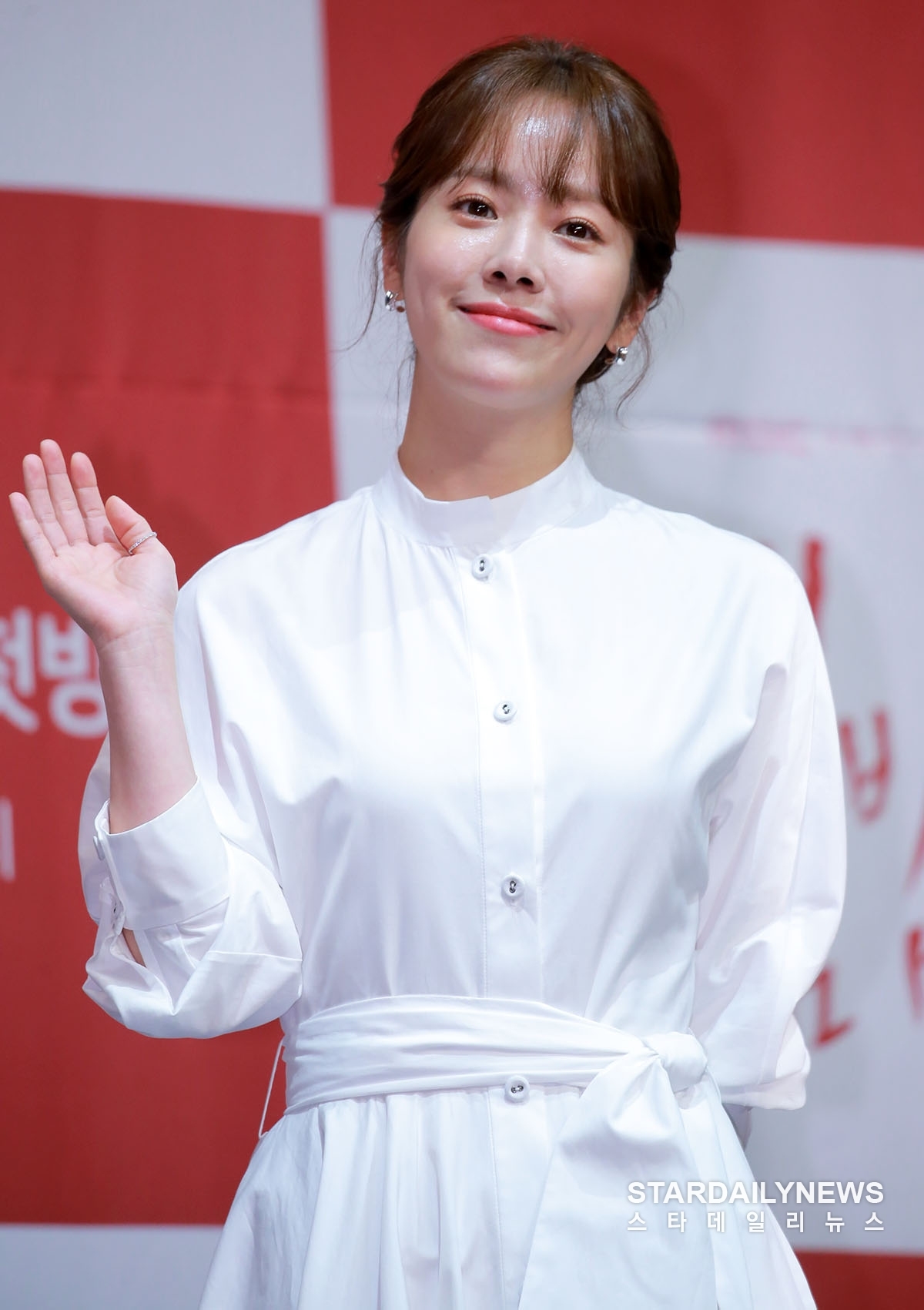 Jung Hae In - Han Ji Min đẹp đôi, ngọt ngào trong họp báo phim mới