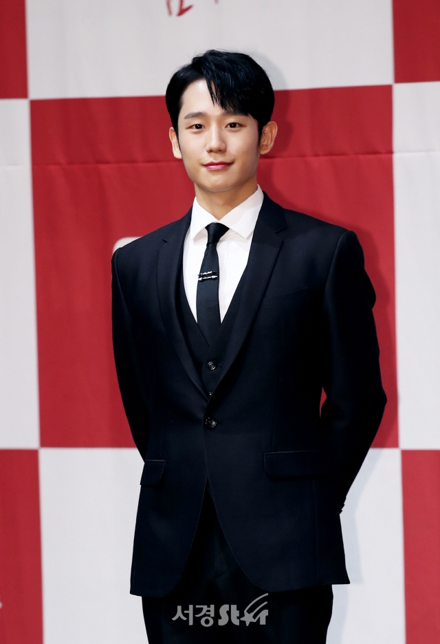 Jung Hae In - Han Ji Min đẹp đôi, ngọt ngào trong họp báo phim mới