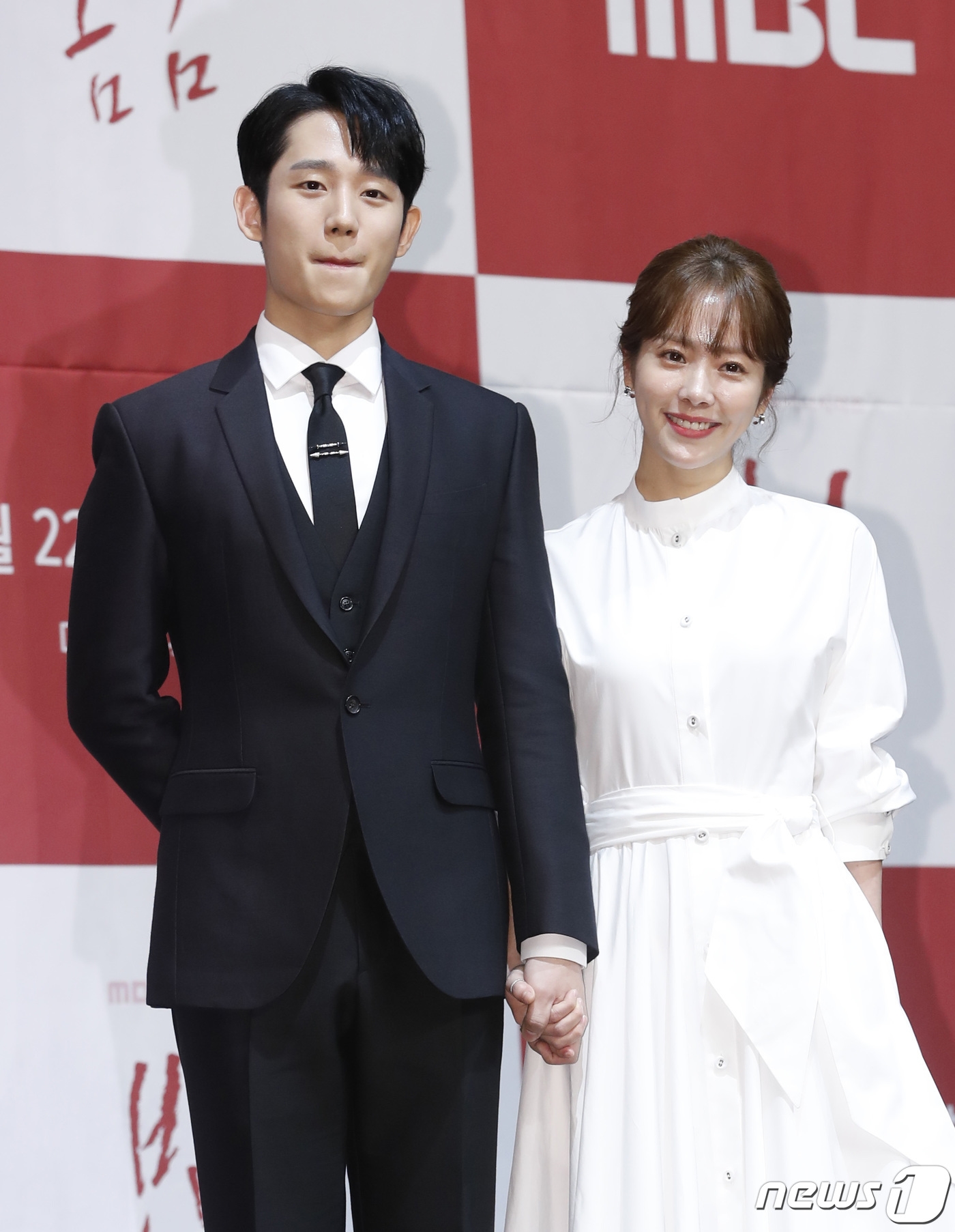 Jung Hae In - Han Ji Min đẹp đôi, ngọt ngào trong họp báo phim mới