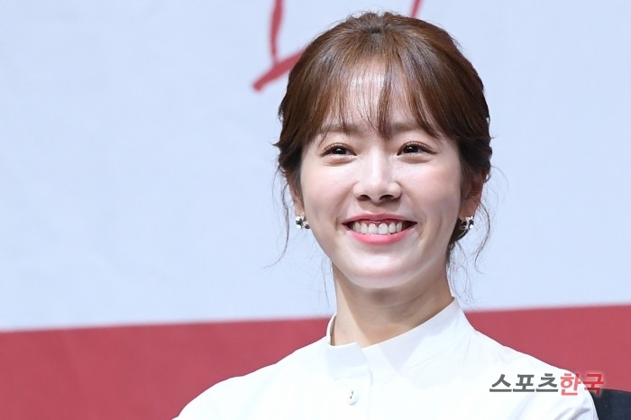Jung Hae In - Han Ji Min đẹp đôi, ngọt ngào trong họp báo phim mới