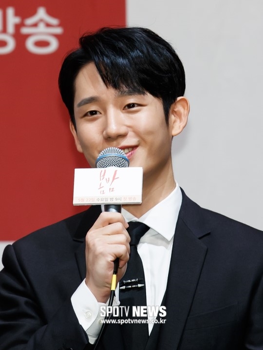Jung Hae In - Han Ji Min đẹp đôi, ngọt ngào trong họp báo phim mới