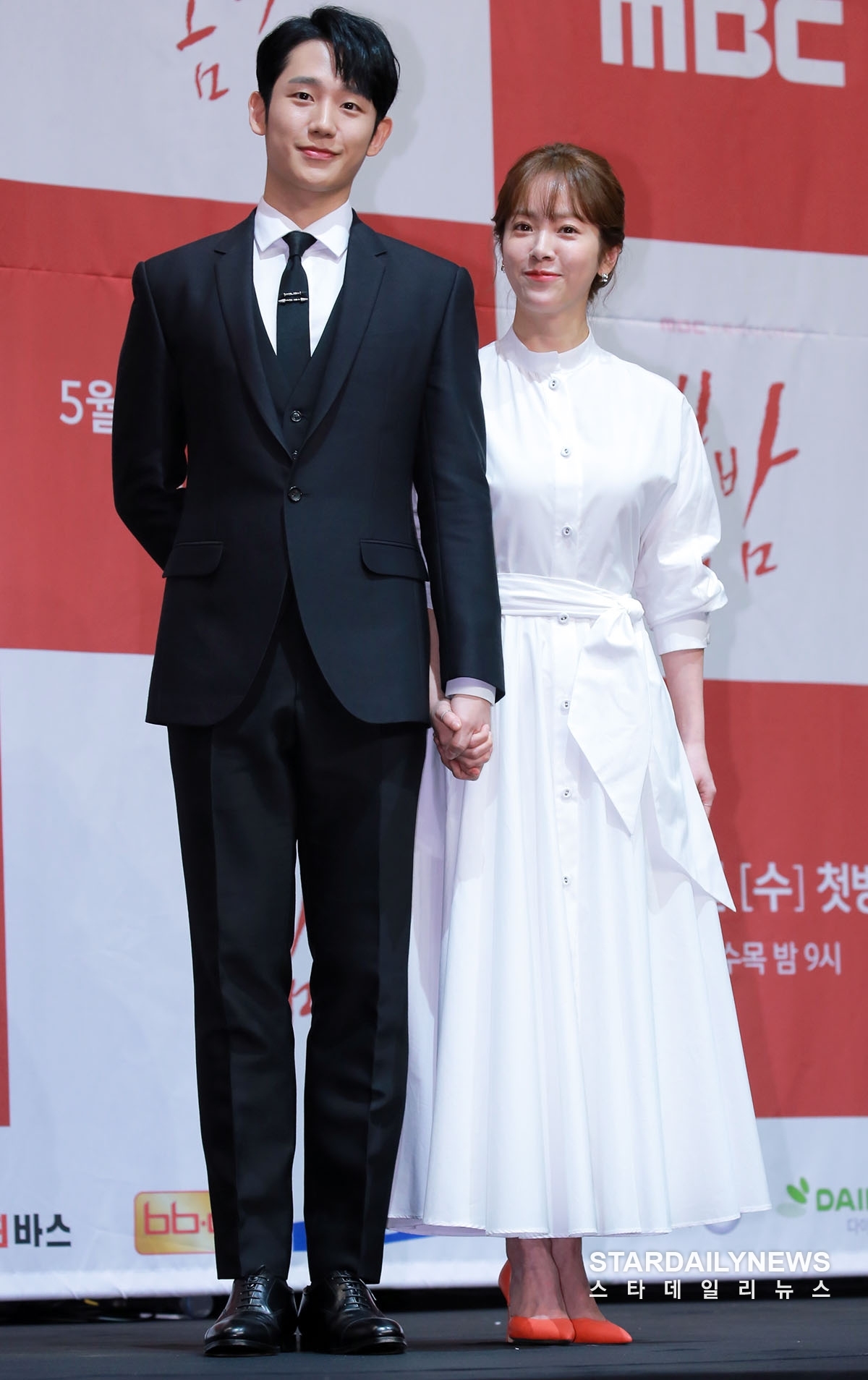Jung Hae In - Han Ji Min đẹp đôi, ngọt ngào trong họp báo phim mới