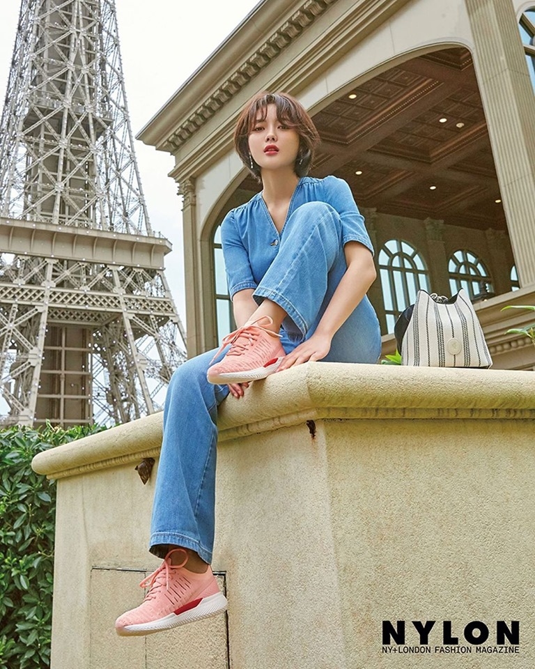 Kim Yoo Jung tung loạt ảnh mới tóc ngắn cực xinh trên tạp chí