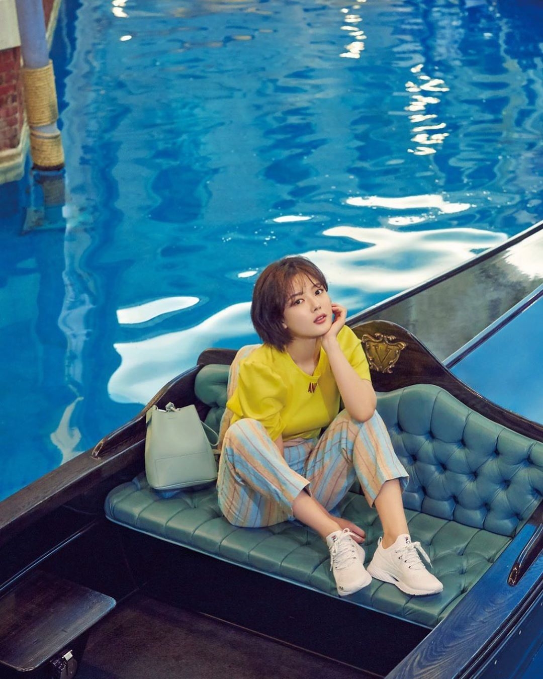Kim Yoo Jung tung loạt ảnh mới tóc ngắn cực xinh trên tạp chí