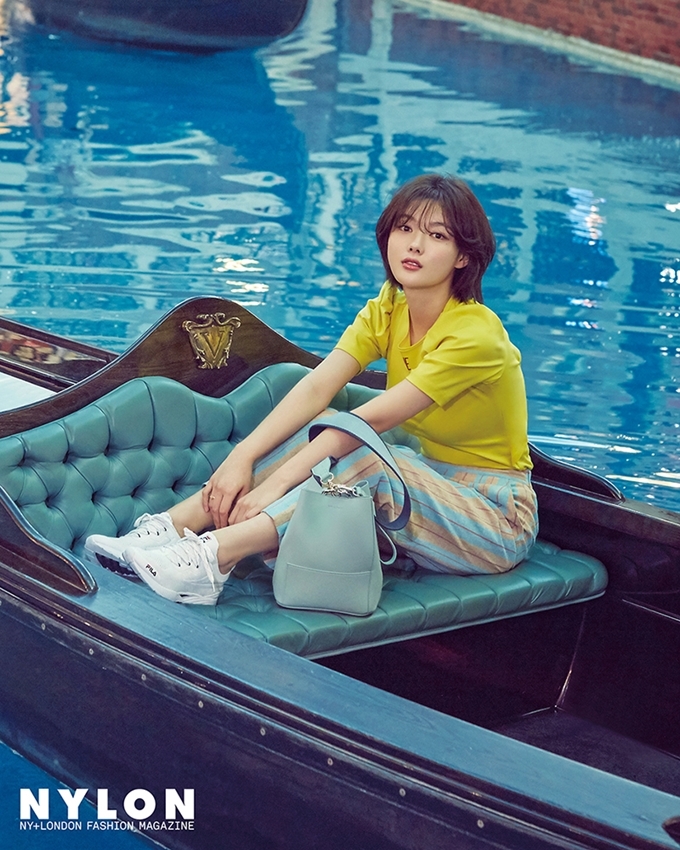 Kim Yoo Jung tung loạt ảnh mới tóc ngắn cực xinh trên tạp chí