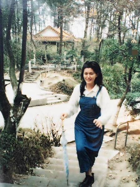 Mẹ Ngô Diệc Phàm gây bão mạng vì xinh đẹp và cá tính, lấn át con trai