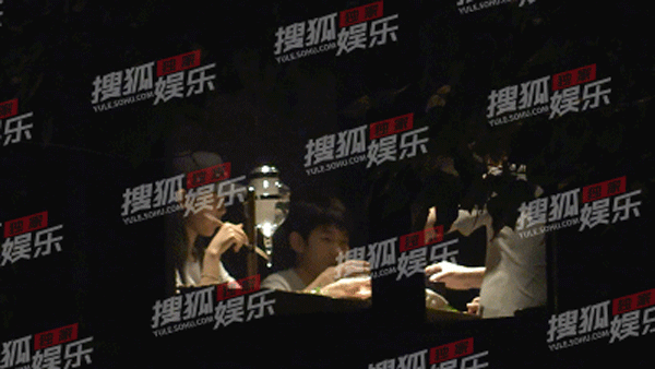 Vương Nguyên (TFBoys) khiến fan sốc vì bị phát hiện phì phèo thuốc lá