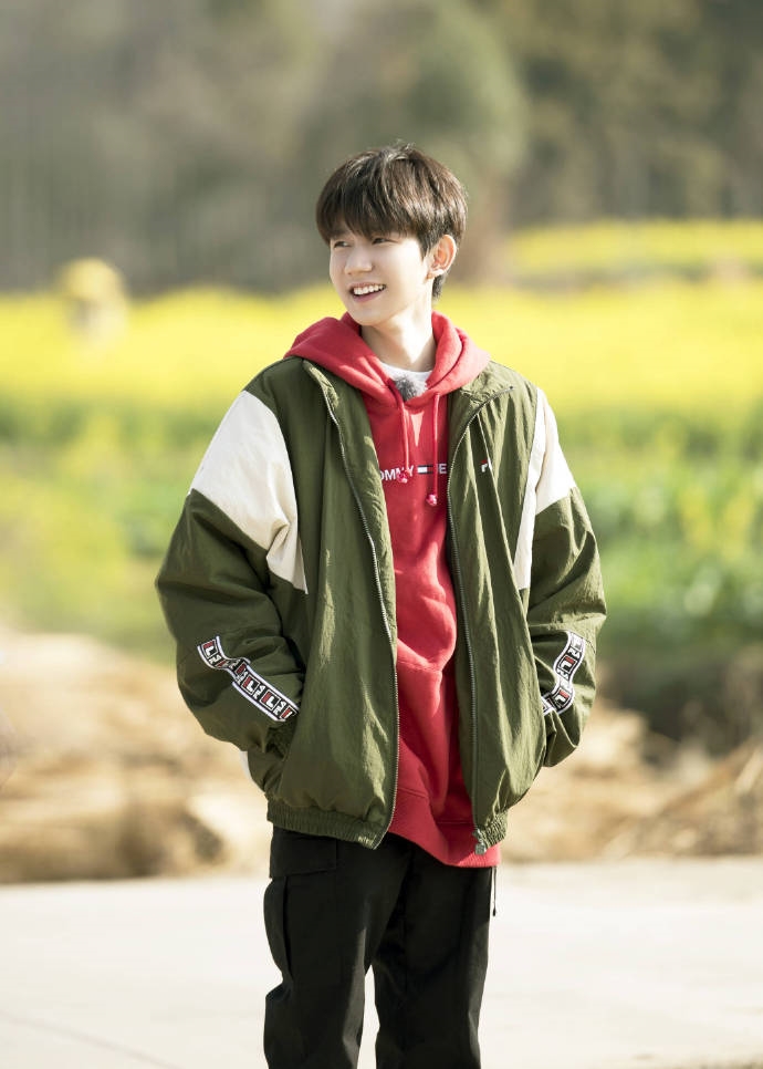 Vương Nguyên (TFBoys) khiến fan sốc vì bị phát hiện phì phèo thuốc lá