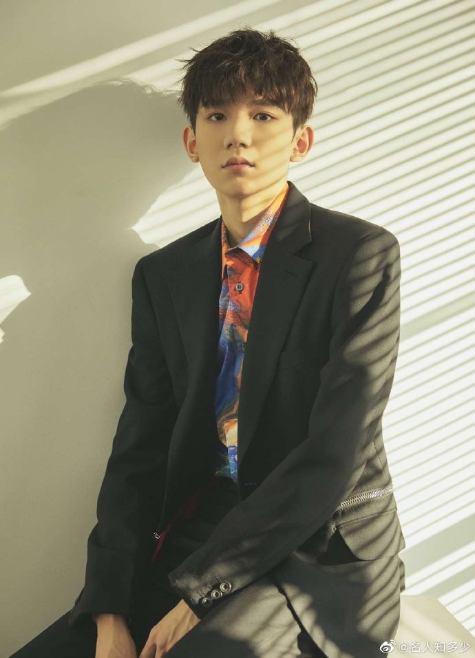 Vương Nguyên (TFBoys) khiến fan sốc vì bị phát hiện phì phèo thuốc lá