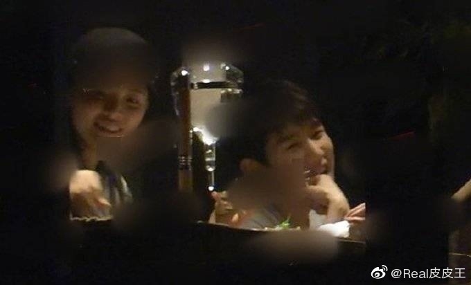 Vương Nguyên (TFBoys) khiến fan sốc vì bị phát hiện phì phèo thuốc lá
