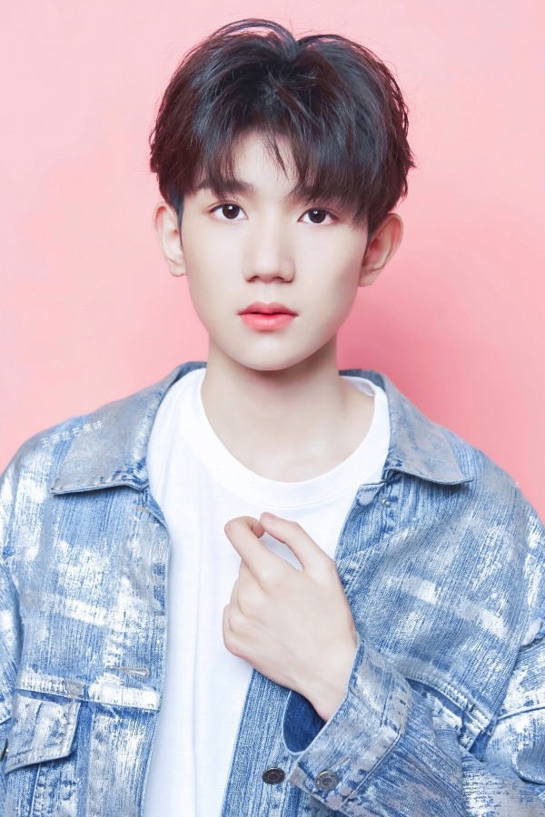 Vương Nguyên (TFBoys) khiến fan sốc vì bị phát hiện phì phèo thuốc lá