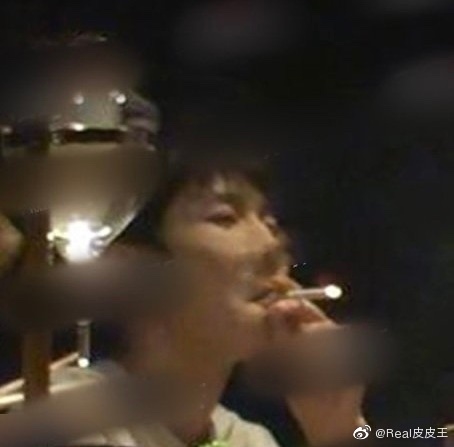 Vương Nguyên (TFBoys) khiến fan sốc vì bị phát hiện phì phèo thuốc lá