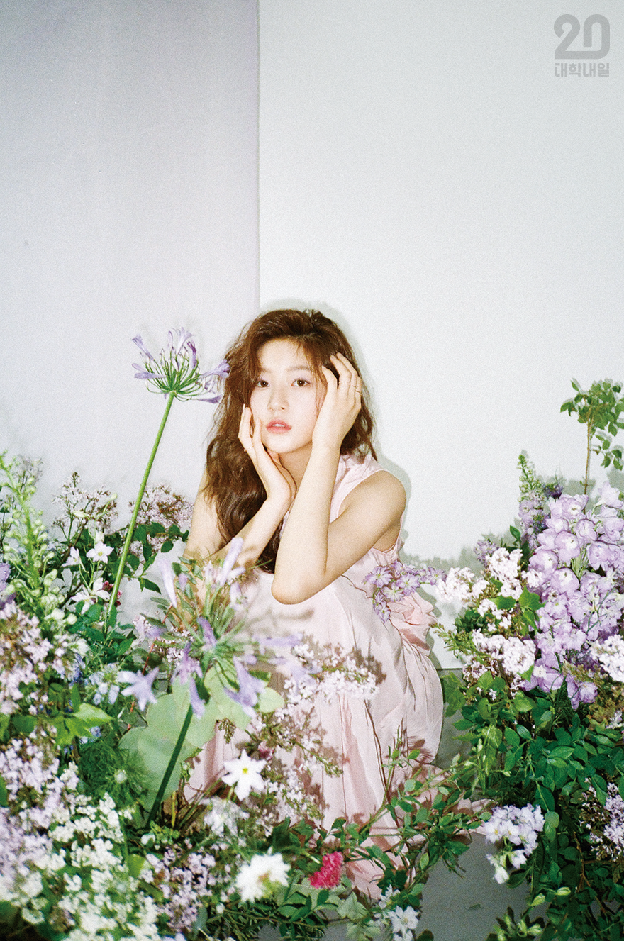 Kim Sae Ron tuổi 20 rạng rỡ, tươi trẻ và thần thái không ai sánh bằng