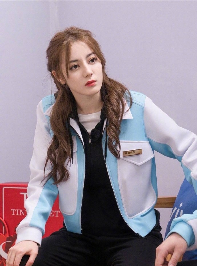 Lạ lẫm với kiểu tóc đầu đinh, Địch Lệ Nhiệt Ba bất ngờ gây bão mạng