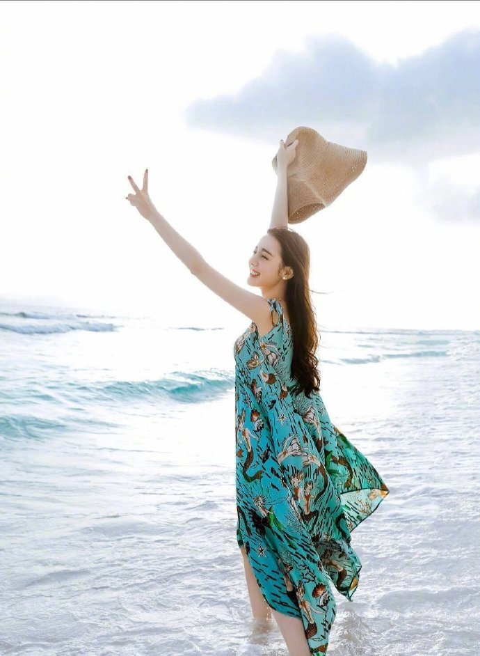 Lạ lẫm với kiểu tóc đầu đinh, Địch Lệ Nhiệt Ba bất ngờ gây bão mạng