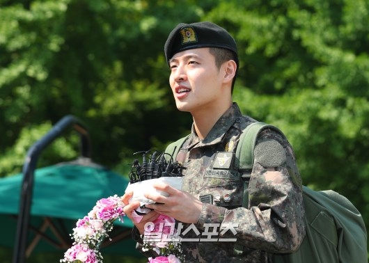 Kang Ha Neul xuất ngũ cùng 'nụ cười tỏa nắng' của niềm hạnh phúc
