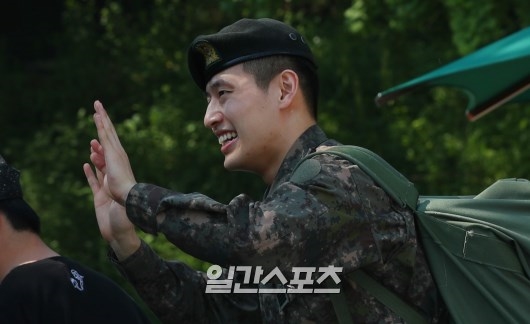 Kang Ha Neul xuất ngũ cùng 'nụ cười tỏa nắng' của niềm hạnh phúc