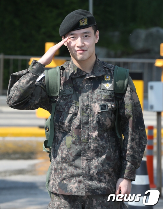 Kang Ha Neul xuất ngũ cùng 'nụ cười tỏa nắng' của niềm hạnh phúc
